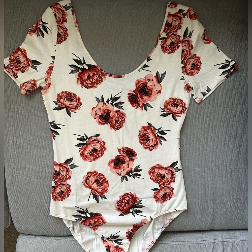 New Small floral body suit with bottom snaps
